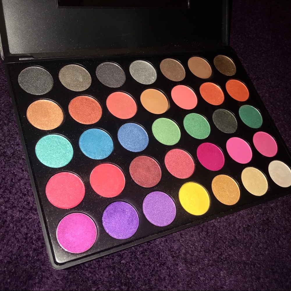 KARA EYESHADOW PALETTE